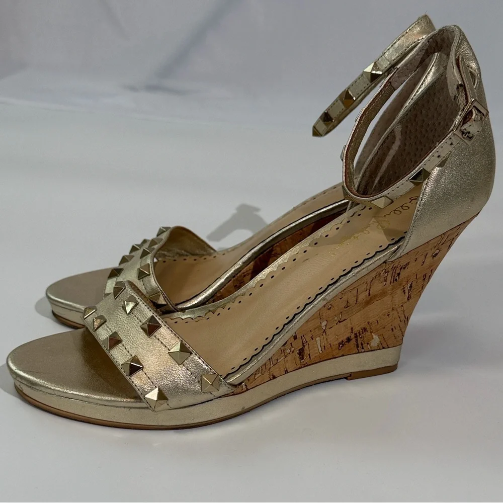 Lilly Pulitzer Sydney Wedge Heel Sandal Size 9.5. Gold Studded Metallic EUC